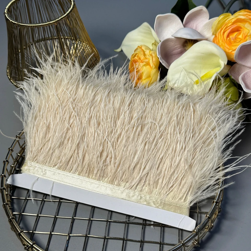 Натуральне пір'я на тасьмі  7-10 см (1 метр), темний молочний