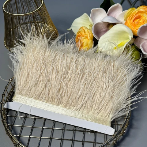 Натуральне пір'я на тасьмі  7-10 см (1 метр), темний молочний