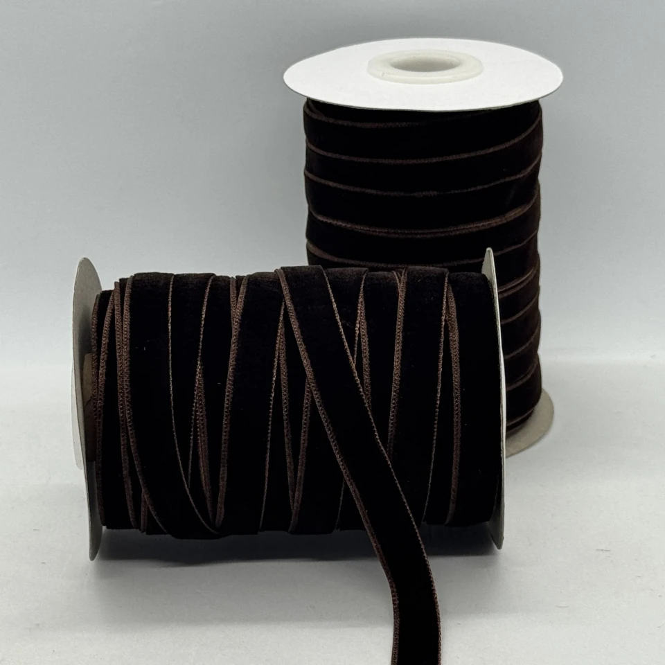 Оксамитова стрічка 1 см (25 ярдів/22,75 м.), 70 темний коричневий
