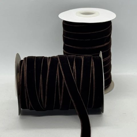 Оксамитова стрічка 1 см (25 ярдів/22,75 м.), 70 темний коричневий