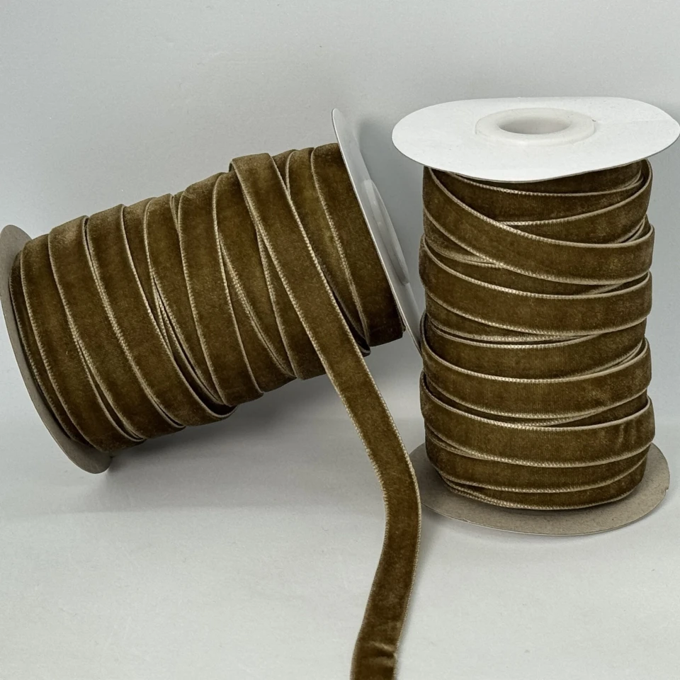 Оксамитова стрічка 1 см (25 ярдів/22,75 м.), 61 бежевий