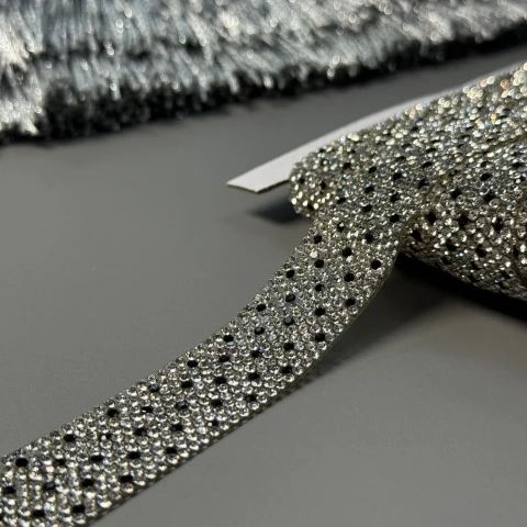 Тасьма клейова з камінням ss6-1 (10 метрів), прозорий+чорний