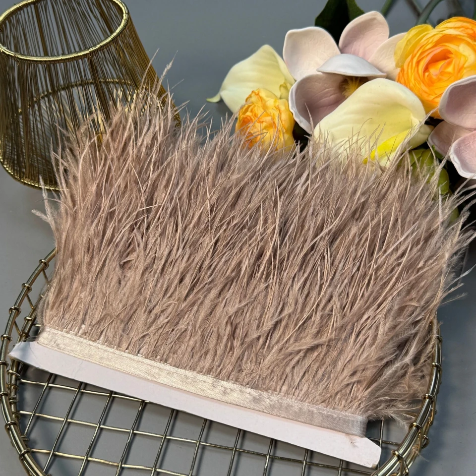 Натуральне пір'я на тасьмі  7-10 см (1 метр), капучіно