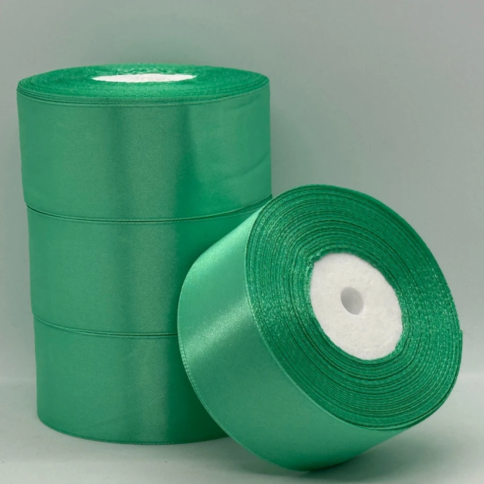 Атласна стрічка 4 см (33 м.), 54 молочний+зелений