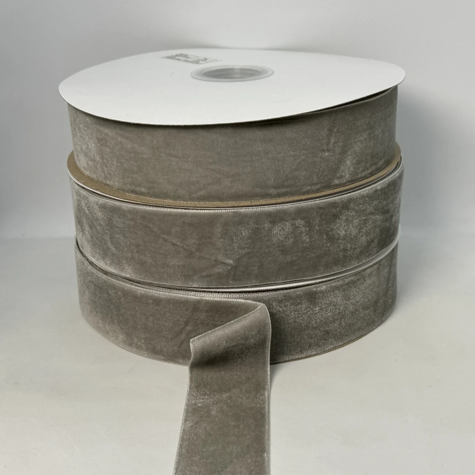 Оксамитова стрічка 3.8 см (25 ярдів/22,75 м.), 94 світлий сірий