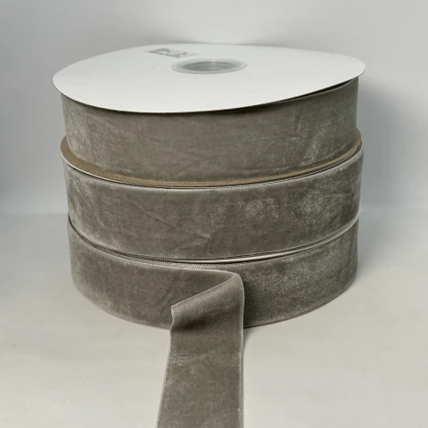 Оксамитова стрічка 3.8 см (25 ярдів/22,75 м.), 94 світлий сірий