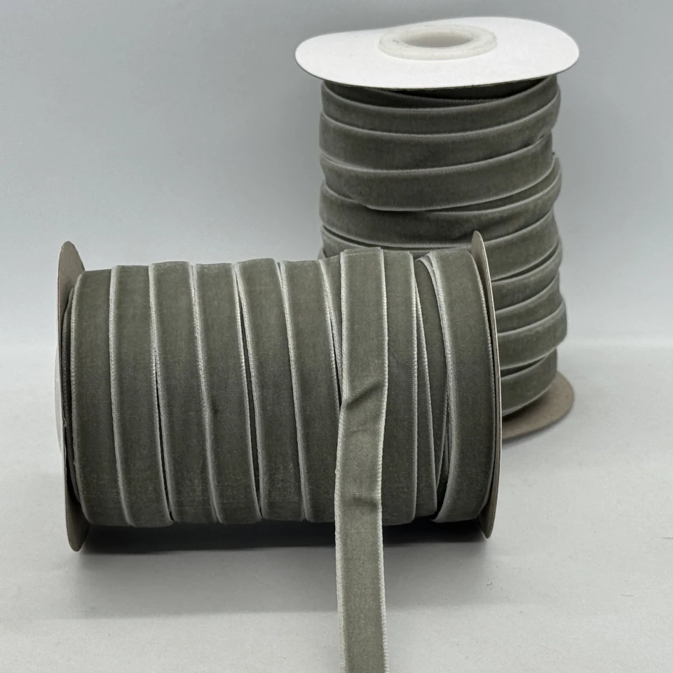 Оксамитова стрічка 1 см (25 ярдів/22,75 м.), 94 світлий сірий