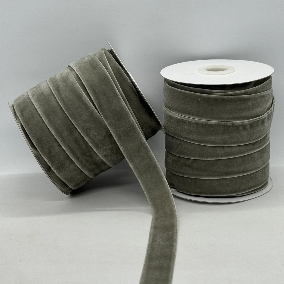 Оксамитова стрічка 2 см (25 ярдів/22,75 м.), 94 світлий сірий