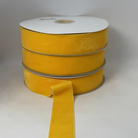 Оксамитова стрічка 3.8 см (25 ярдів/22,75 м.), 19 жовтий