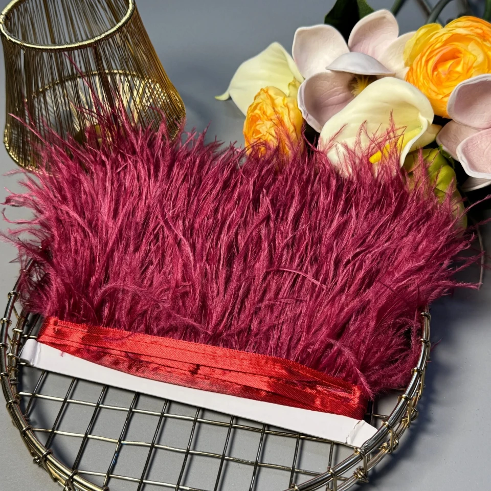 Натуральне пір'я на тасьмі  7-10 см (1 метр), темний бордовий