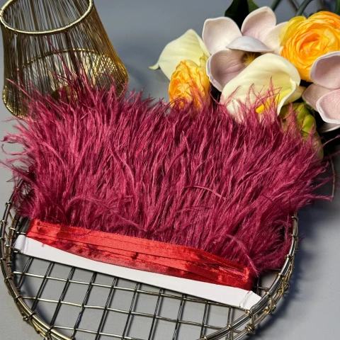 Натуральне пір'я на тасьмі  7-10 см (1 метр), темний бордовий