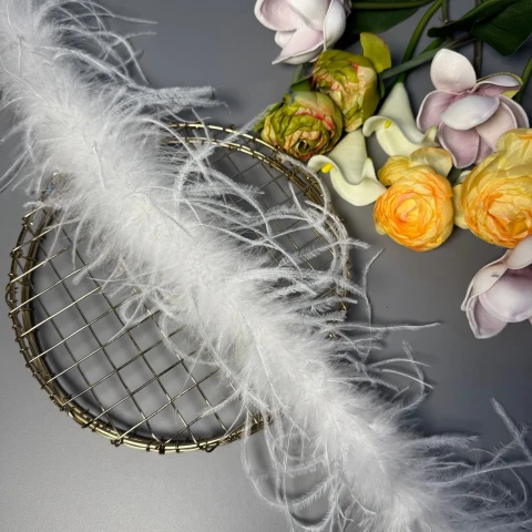 Натуральне пір'я страуса 9-11 см (2 метра), білий