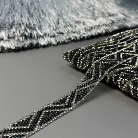 Тасьма клейова з камінням ss6-3 (10 метрів), чорний+прозорий