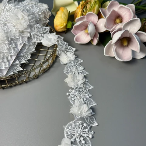 Ніжний квітковий орнамент з 3D ефектом 5 см (1м), білий