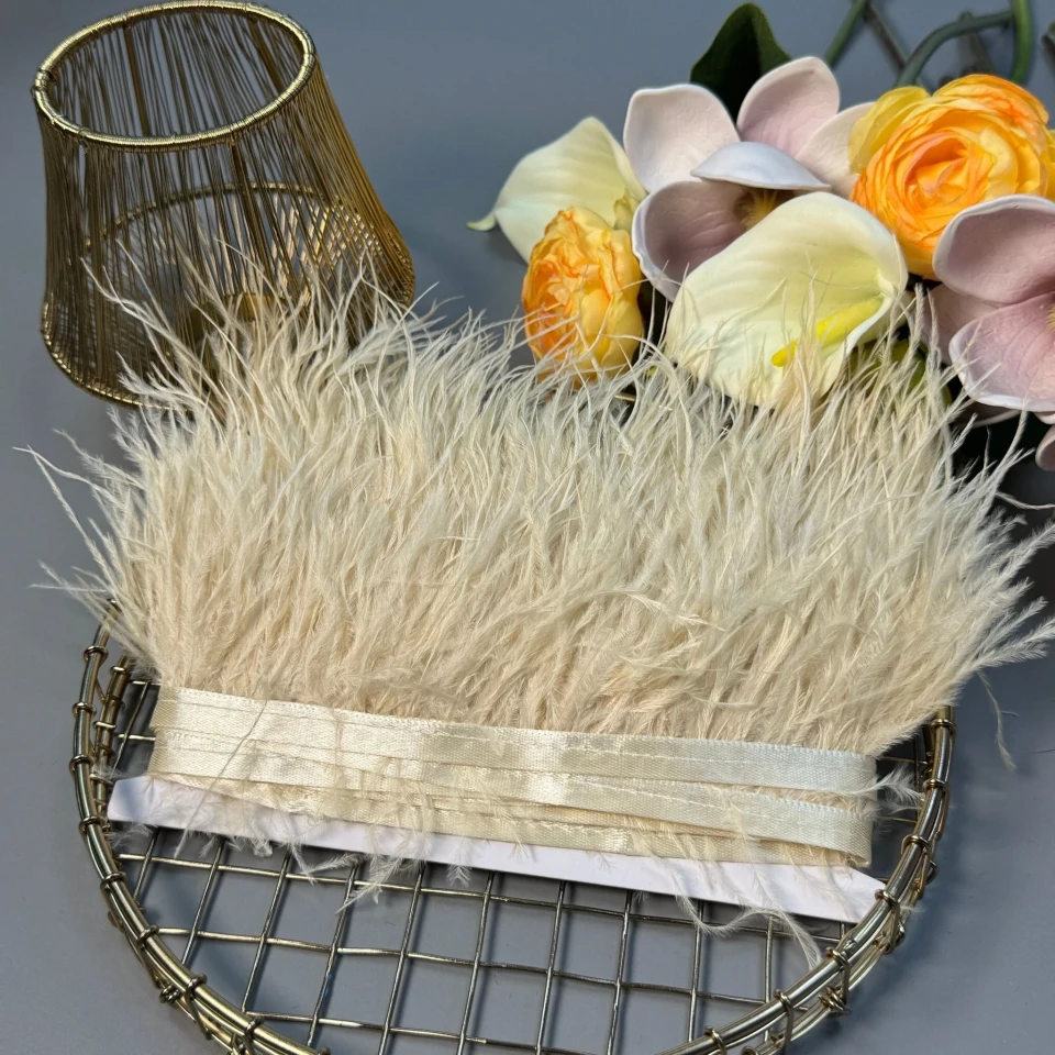 Натуральне пір'я на тасьмі  7-10 см (1 метр), 4 світлий бежевий