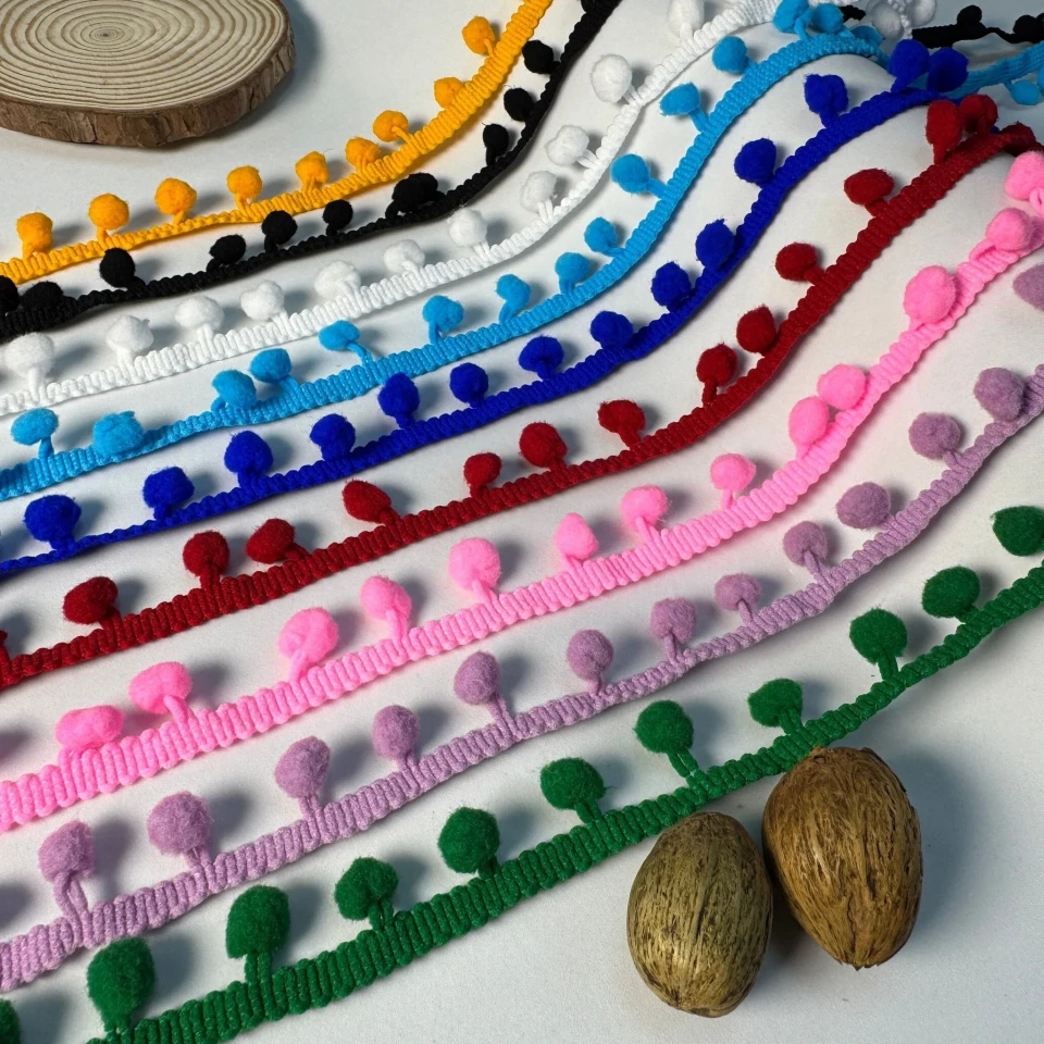 Тасьма з пампонами (20 ярдів/18,28 м.), 01 білий