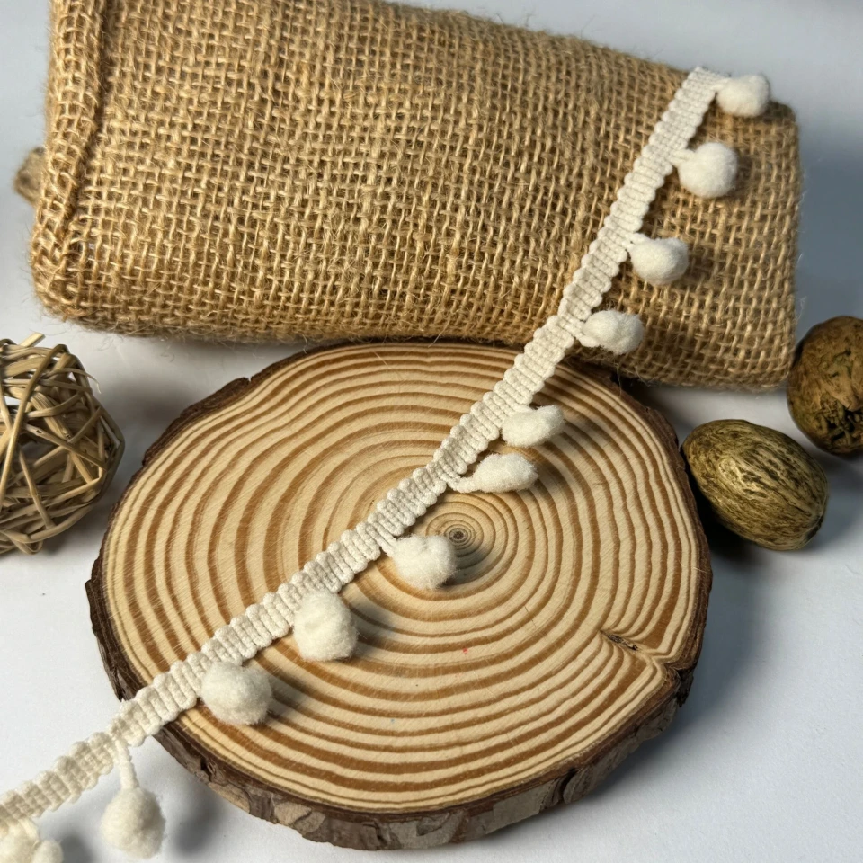 Тасьма з пампонами (20 ярдів/18,28 м.), 02 молочний