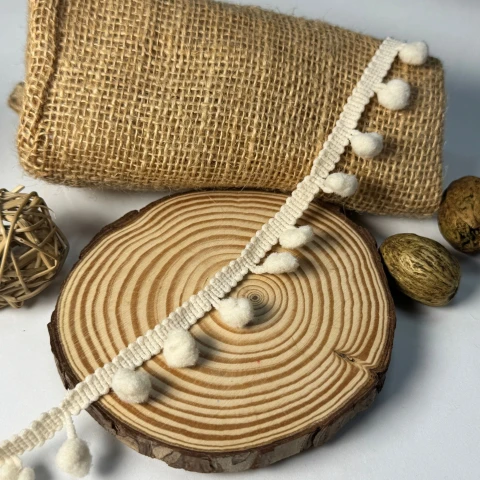 Тасьма з пампонами (20 ярдів/18,28 м.), 02 молочний