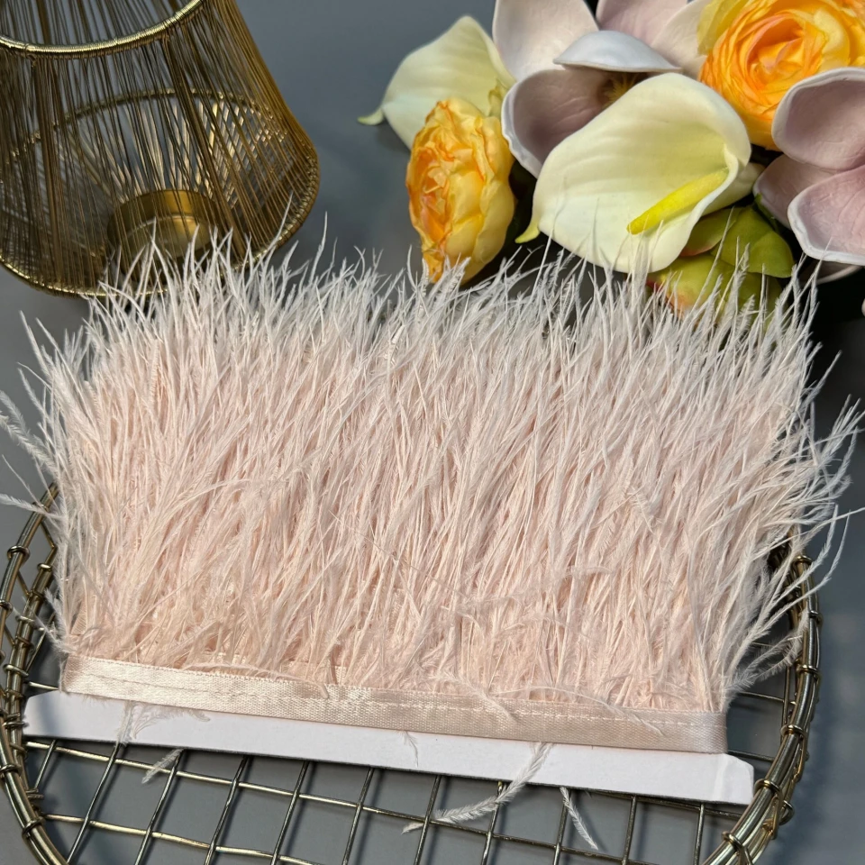 Натуральне пір'я на тасьмі  7-10 см (1 метр), 15 світлий пудровий