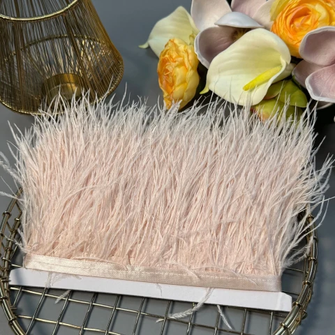 Натуральне пір'я на тасьмі  7-10 см (1 метр), 15 світлий пудровий