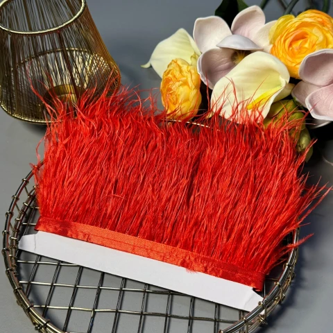 Натуральне пір'я на тасьмі  7-10 см (1 метр), світлий червоний