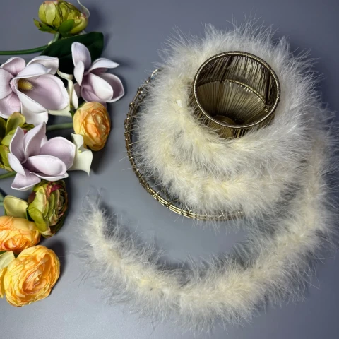 Натуральне пір'я боа 16 гр. (2 метра), 11 молочний