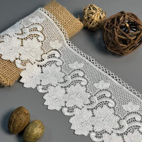 Мереживо поліестер "Сяйво троянди" 10,5 см.(1 м.), молочний