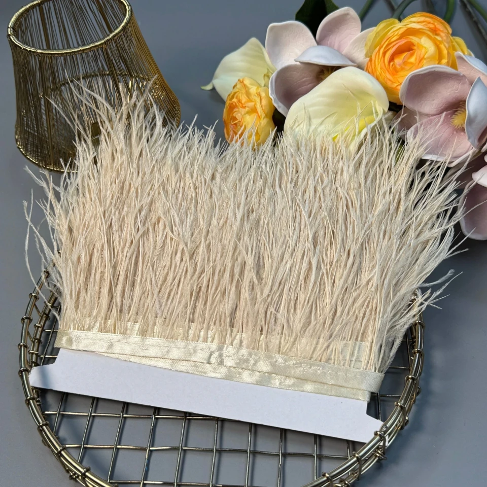 Натуральне пір'я на тасьмі  7-10 см (1 метр), 27 бежевий