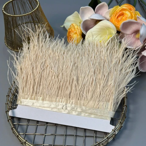 Натуральне пір'я на тасьмі  7-10 см (1 метр), 27 бежевий