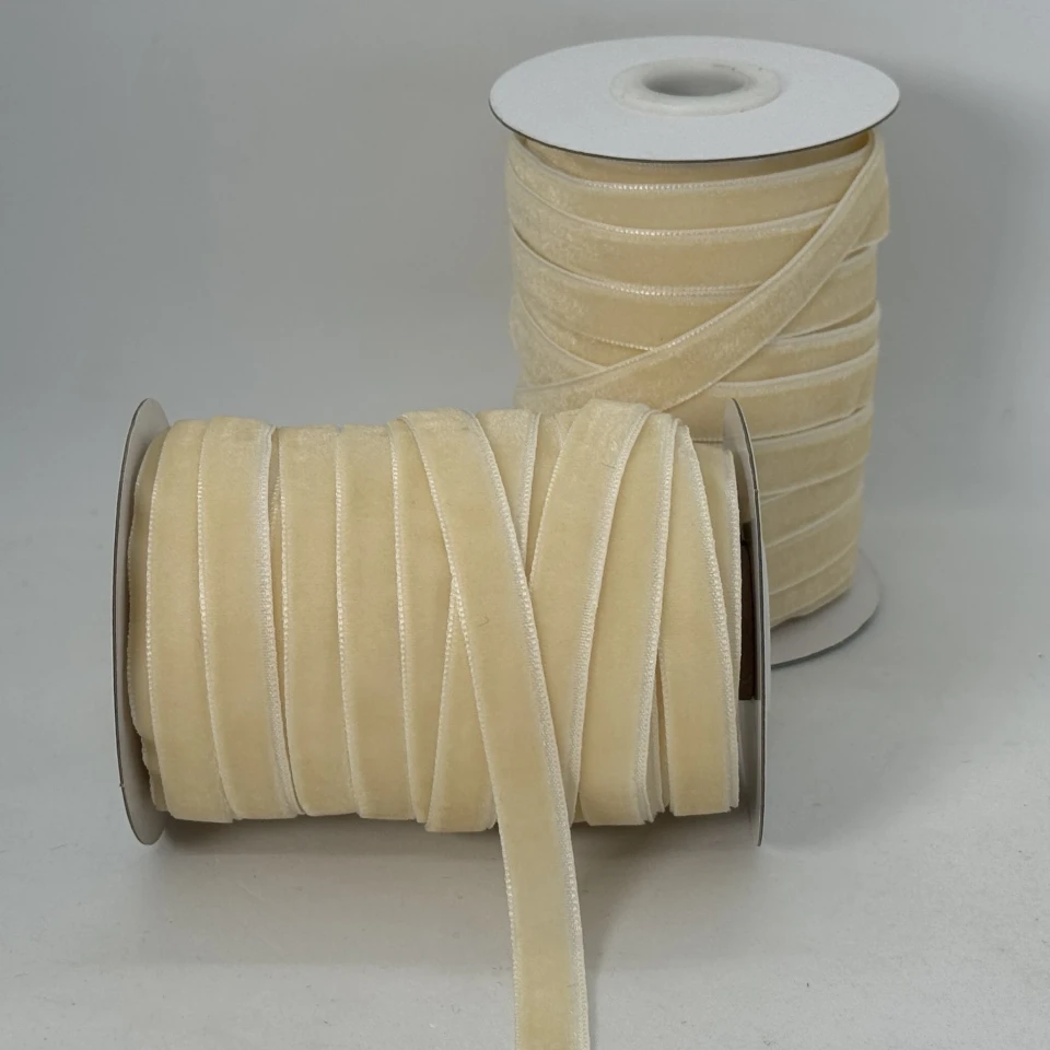 Оксамитова стрічка 1 см (25 ярдів/22,75 м.), 04 темний молочний