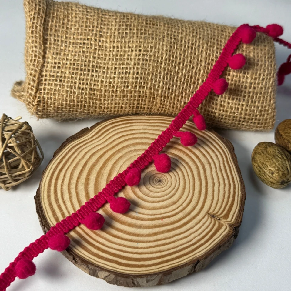 Тасьма з пампонами (20 ярдів/18,28 м.), 311 малиновий